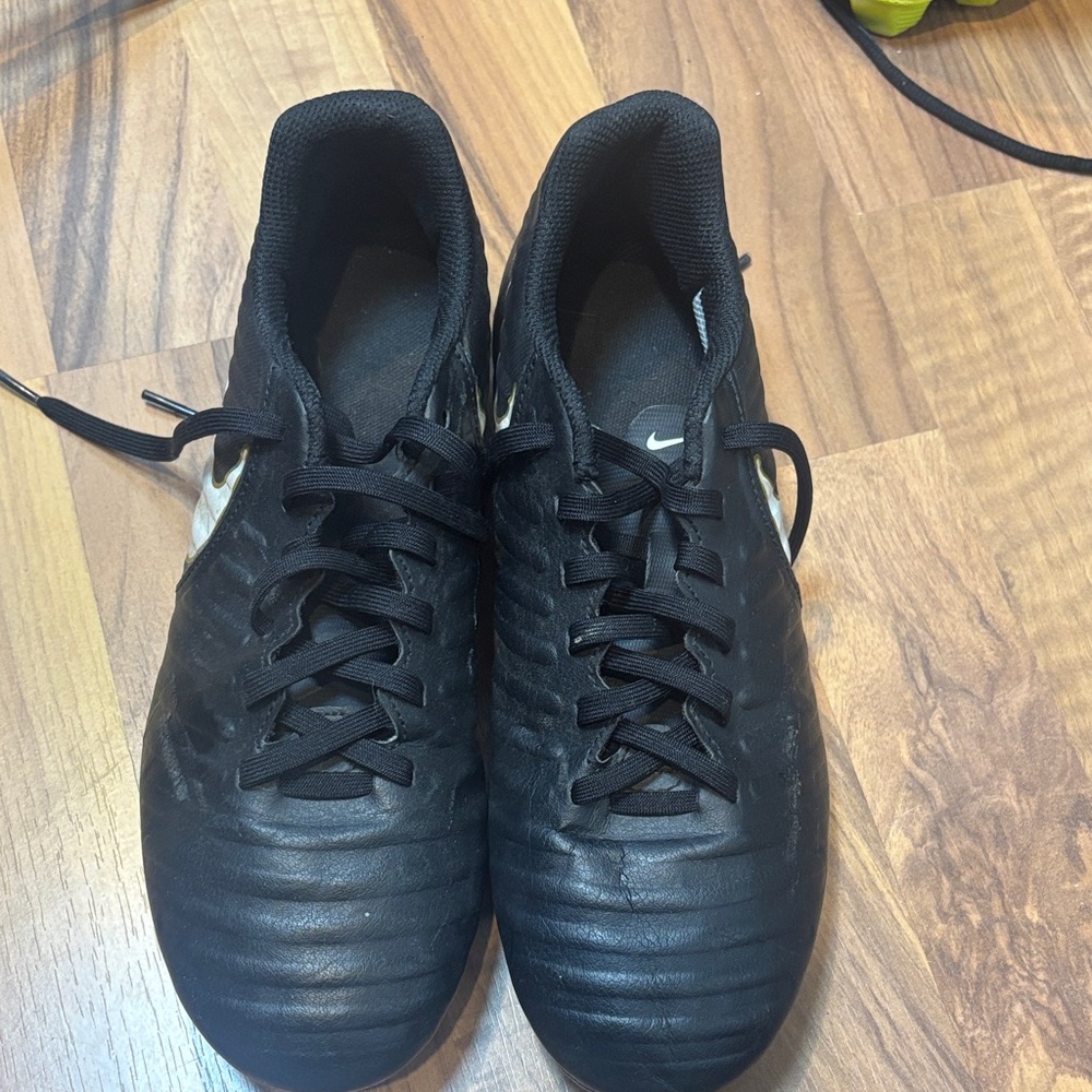Nike Men's Black Athletic Shoes 6.5 great used condition